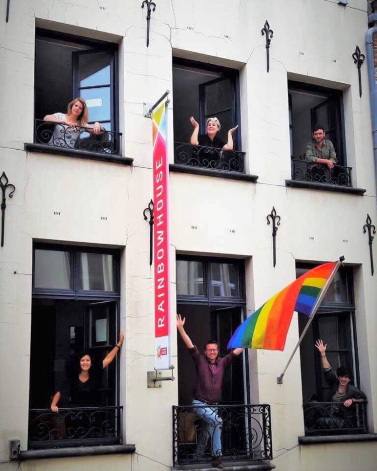 L'équipe à la façade de la RainbowHouse